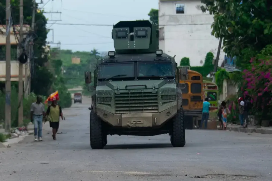 Vehículo blindado militar circulando por las calles de Puerto Príncipe durante la crisis en Haití y el despliegue de El Salvador. Militares salvadoreños en Haití