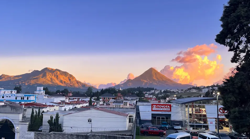 Vista panorámica del volcán Santa María y la ciudad de Quetzaltenango durante el atardecer, contenido relevante de noticias Guatemala.