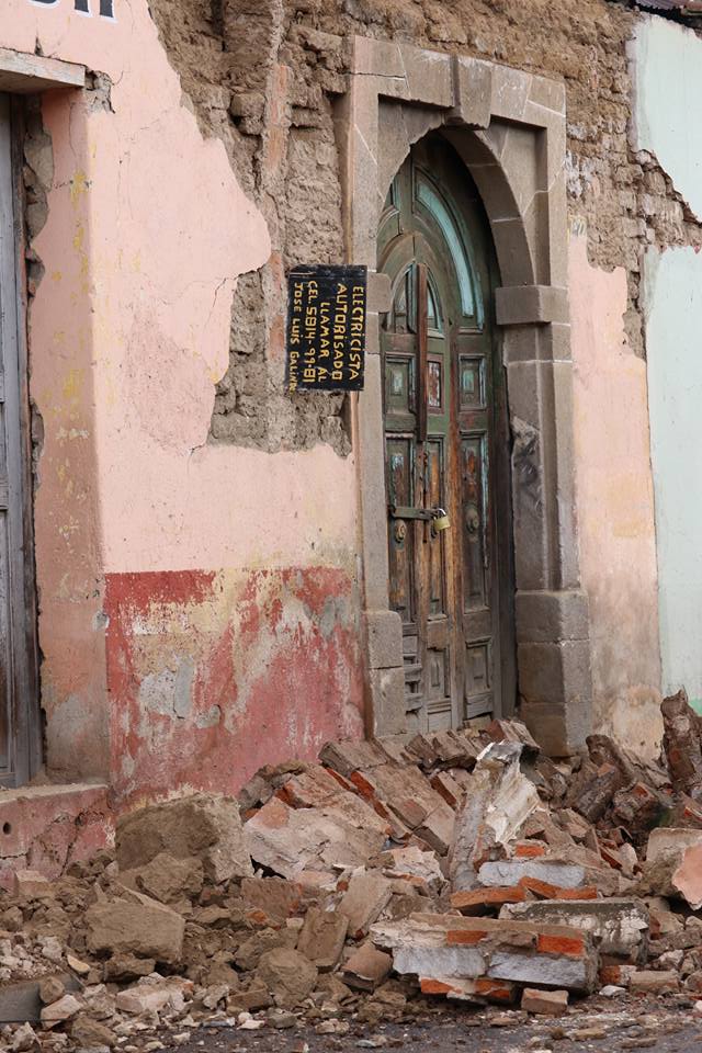 Fachada con fisuras y desgaste en una edificación de arquitectura colonial en Guatemala.
