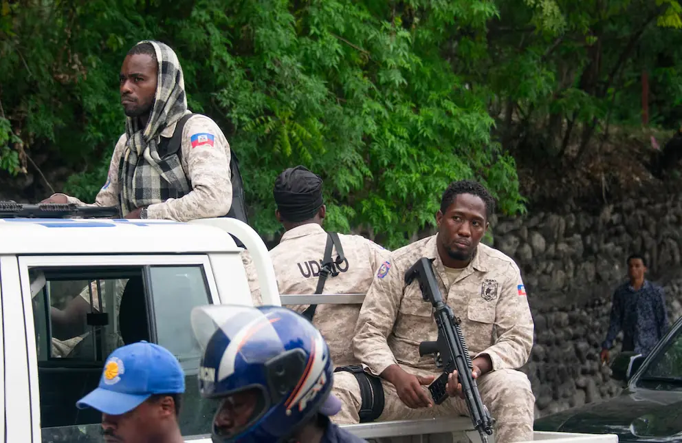 Agentes de seguridad patrullan durante la Crisis Haití, un conflicto que monitorea de cerca El Salvador. Militares salvadoreños en Haití